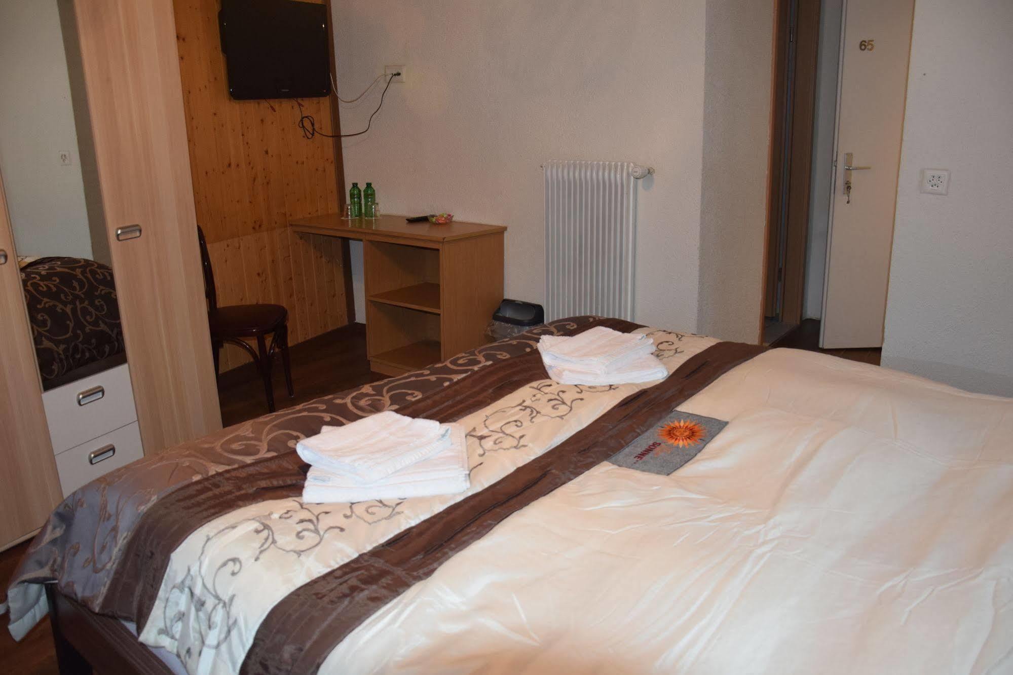 Hotel Sonne Einsiedeln Esterno foto